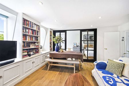 A beautifully presented two bedroom flat with wooden floors throughout. - Photo 2