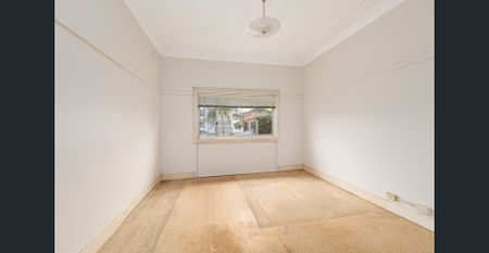 Sun-Drenched 3-Bedroom Family Home Ideal for Entertaining - Photo 3