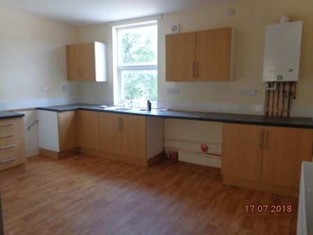 3 bedroom flat to rent - Photo 3