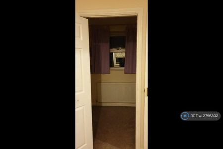 4 bedroom semi-detached house to rent - Photo 3