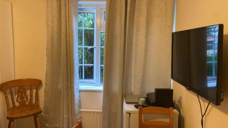 Room 2: 9 Durham Close, Guildford GU2 9TH - Photo 5