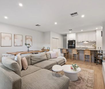 Three Bedroom Townhouse between the City & Beach - Photo 2