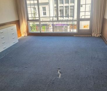 Spacious, Sunny 6-Bedroom Flat in the CBD - Photo 6