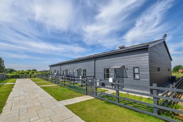 2 bedroom barn conversion to rent - Photo 1