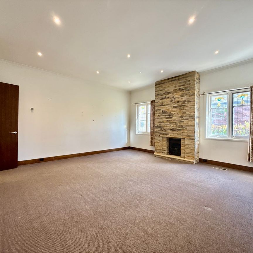 Grand Art Deco family home with studio, double garage and deep private gardens - Photo 1