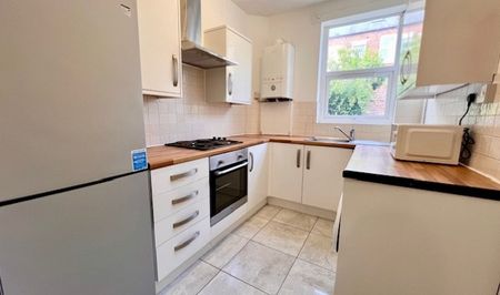 Spacious Four Bedroom Property - Photo 5