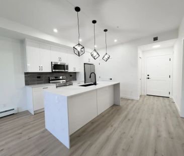 2 Bed/2 Bath Luxury Condo with Modern Finishes & Mountain Views — 2 Bedrooms Condo Unit - Photo 1