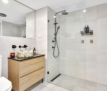Surprising space & style in super central location - Photo 3