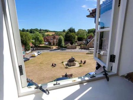 An impressive Grade II listed home in the heart of Westerham, overlooking The Green - Photo 3