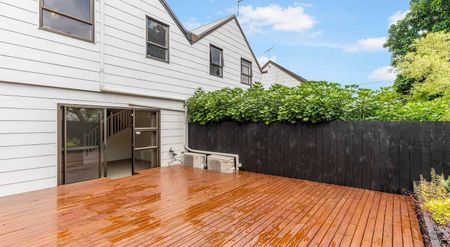 Beautiful 3 Bedroom Townhouse in Greenlane - Photo 3