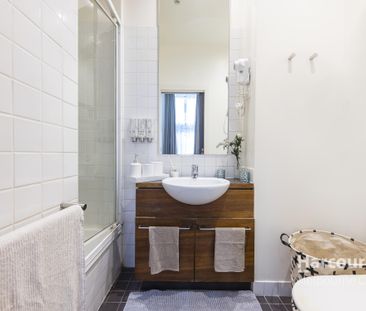 Fully Furnished on Bank Place! (Electricity & Water usage included) - Photo 5