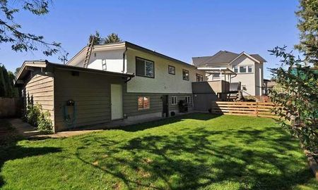 Spacious 3 Bedroom Basement Suite - Photo 3