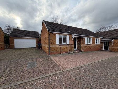3 bedroom semi-detached bungalow to rent - Photo 2