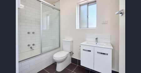 Bright, renovated, 1st flr & in perfect location - Photo 5