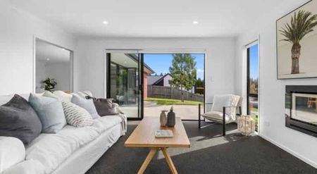 Sunny 4-Bedroom Ex Showhome - Photo 2