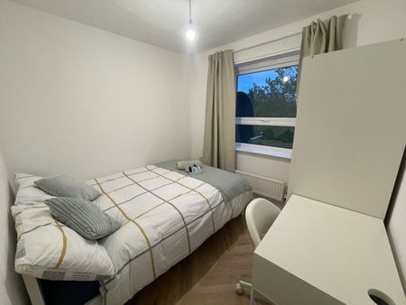 5 Bed Semi-Detached House, Furlong Road, CV1 - Photo 2