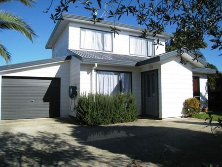 ELLERSLIE - 3 Bedroom House in a good location - Photo 2