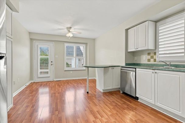 For Lease - 2212 Westoak Trails Boulevard, Oakville, Ontario - Photo 1