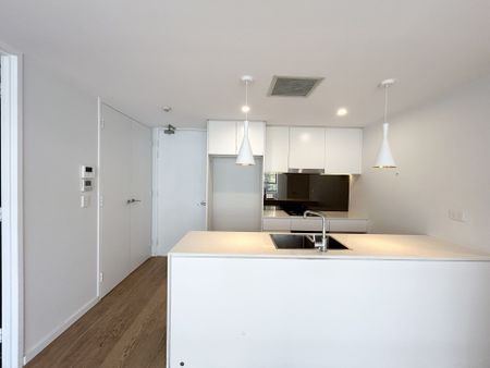 Rosebery | Modern 2-Bedroom Apartment in Prime Location - Photo 3