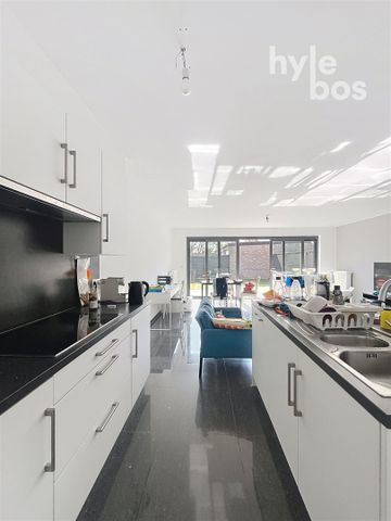 Instapklaar 2 slaapkamer appartement met tuin en garage - Foto 4