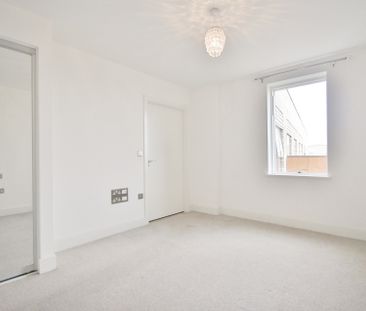 Abbotsford Court, Lakeside Drive, Park Royal, London, NW10 - Photo 1