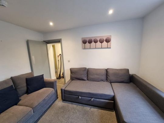 1 bedroom in a house share to rent - Photo 1