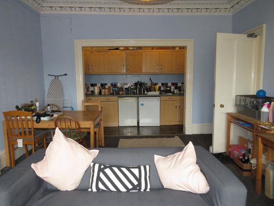 4 bedroom flat to rent - Photo 1