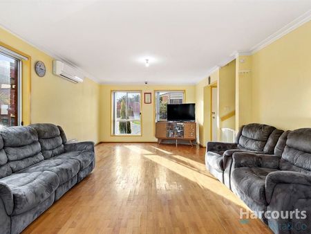 Charming 3-Bedroom Townhouse in Epping - Photo 2