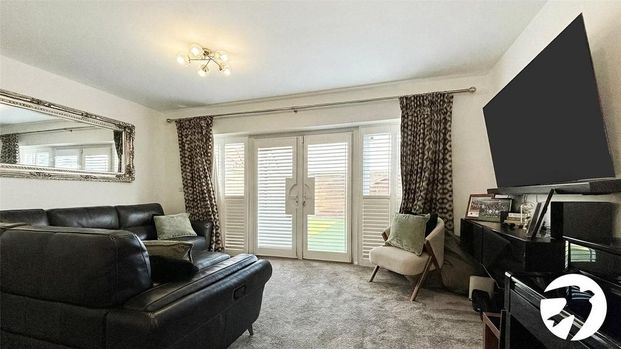 4 bedroom end of terrace house to rent - Photo 1