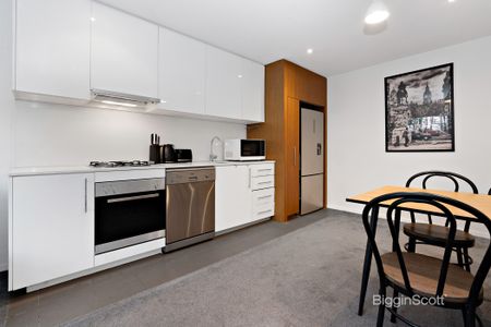 FULLY FURNISHED APARTMENT WITH HUGE PRIVATE COURTYARD! - Photo 2