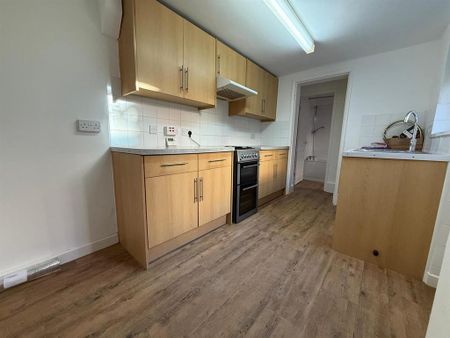 3 bedroom end of terrace house to rent - Photo 3