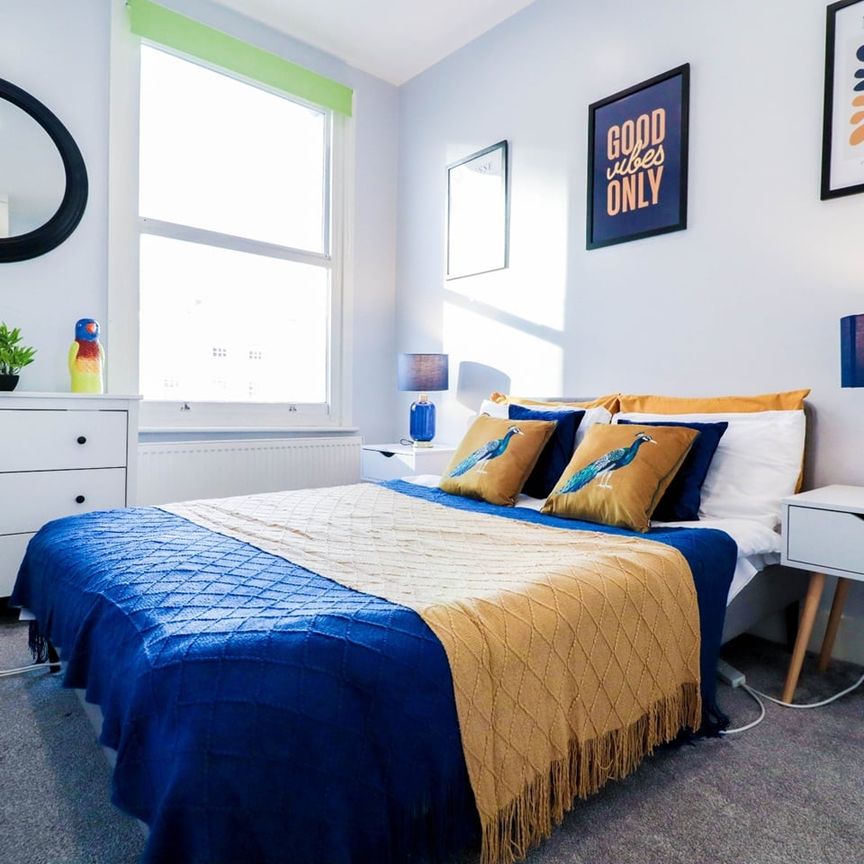 2 Bed Flat, St. John's Hill, SW11 - Photo 1