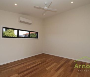 Thoughtfully designed 2-bedroom townhouse - Photo 3