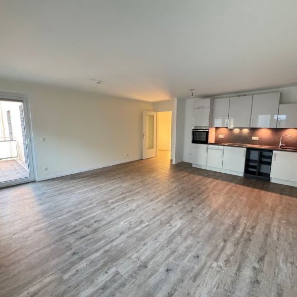 Moderne 2-Zimmer-Terrassenwohnung mit Einbauküche, Fußbodenheizung und Tiefgaragenstellplatz - Photo 1