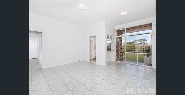 Top floor apartment in walk-to-everywhere location - Photo 1