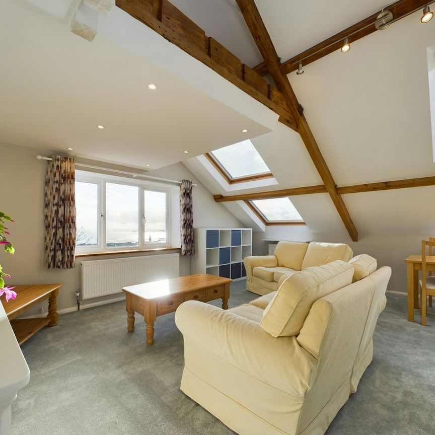 Flat to rent on - Photo 1