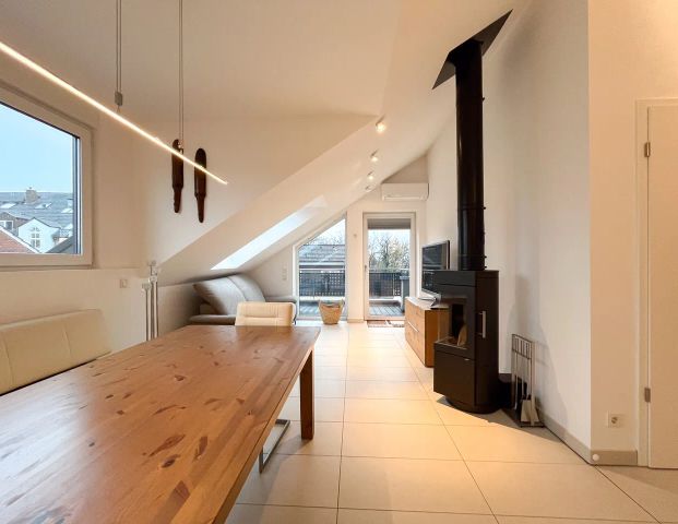 Komfortable seniorenfreundliche Dachgeschosswohnung mit Aufzug und Balkon - Photo 1