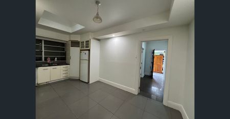 Unfurnished Three-bedroom house for rent - Photo 4