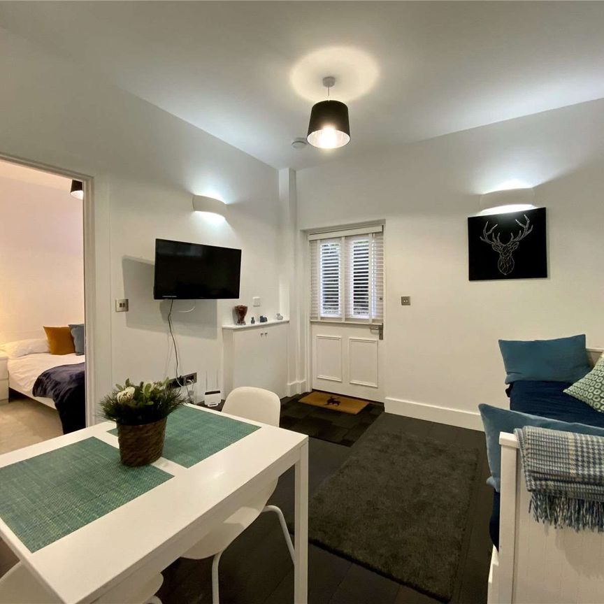 A superbly presented one bedroom lower ground floor apartment in this beautiful Georgian conversion in the centre of Reading. Offered fully furnished and with gated parking. - Photo 1