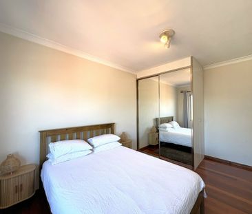 TOP FLOOR FURNISHED APARTMENT WITH VIEWS ACROSS BOTANY BAY - Photo 4