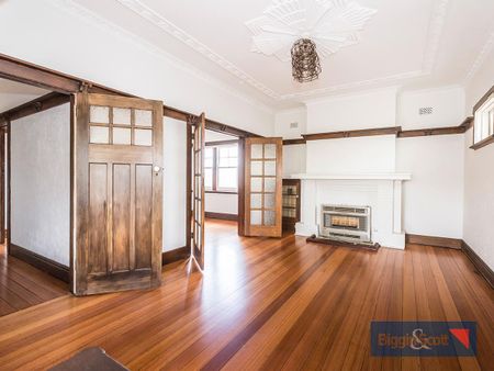 GRAND OLDER STYLE APARTMENT - Photo 4