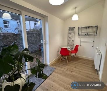 1 bedroom in a house share to rent - Photo 2