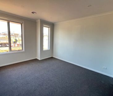 “Brand New 4 bedroom house in Truganina - Solar panels installed !!!” - Photo 3