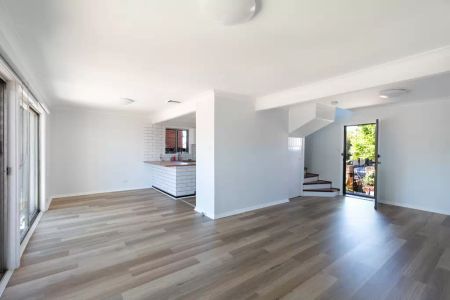 Spacious freestanding 3 bedroom house - Photo 3