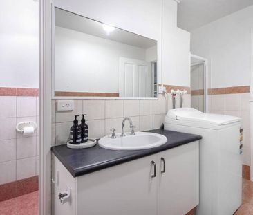 CHIC URBAN APARTMENT - Photo 5