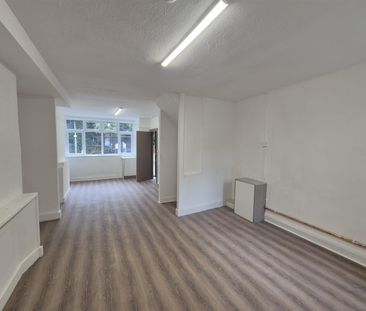 Portsmouth Road, Cobham KT11, London - Photo 1