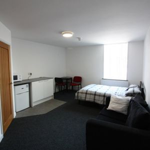 1 bed Studio - To Let - Photo 2
