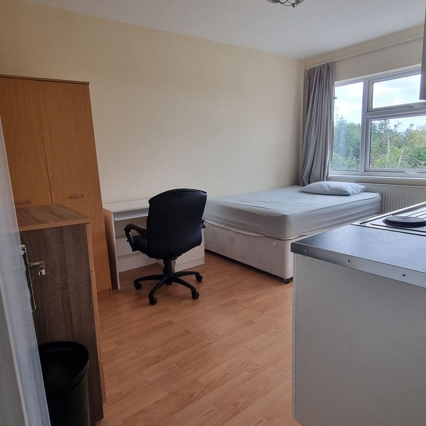 Studio Flat, Sunny Gardens Parade, NW4 - Photo 1