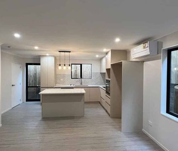 MODERN, SECURE & MINUTES TO THE AIRPORT! - Photo 1