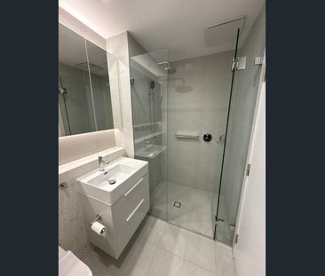 Brand New Luxury One Bedroom Close to Town Centre - Photo 4